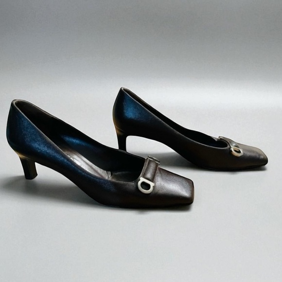 SALVATORE FERRAGAMO BROWN SILVER HARDWARE HEELS SIZE 8 C